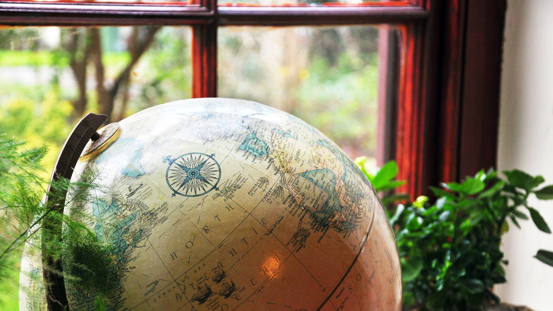 Mit einem Globus zieht auch das Fernweh ein. Yulia_Bogomolova/Shutterstock.com